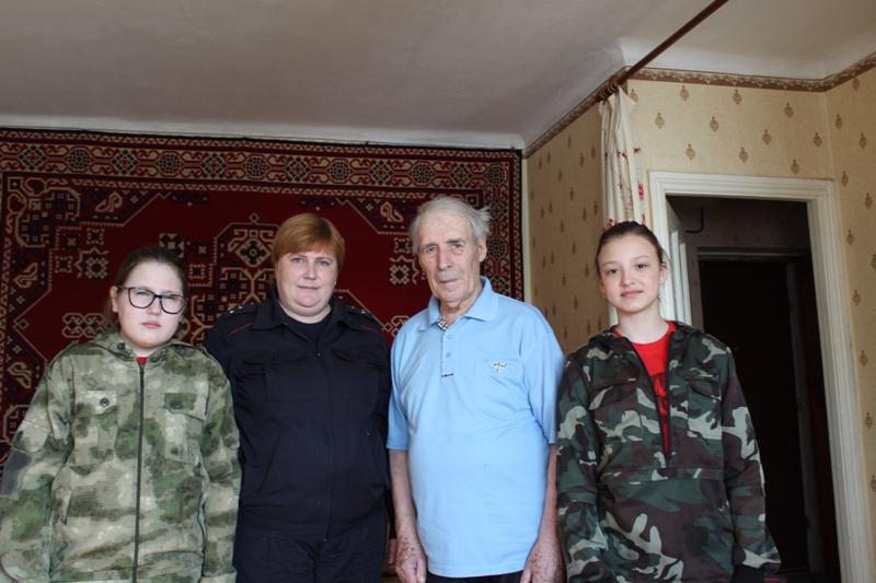 Труженика тыла и ветерана МВД Николая Липатова посетили юнармейцы