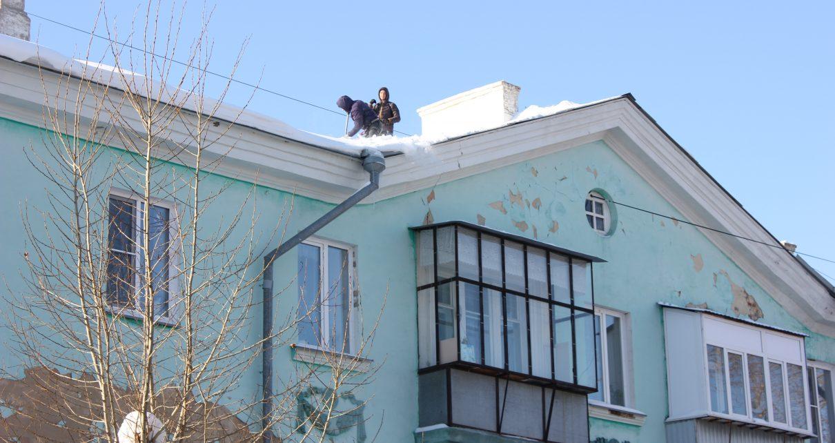 При опасности сосулек и снега, висящих на крыше дома, звоните в управляющую организацию!