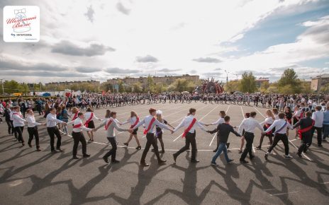 Тысячи уральских выпускников готовятся к танцевальному флешмобу в честь Последнего звонка