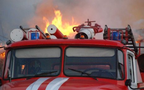 Из-за короткого замыкания в Коркино сгорели частный дом и авто