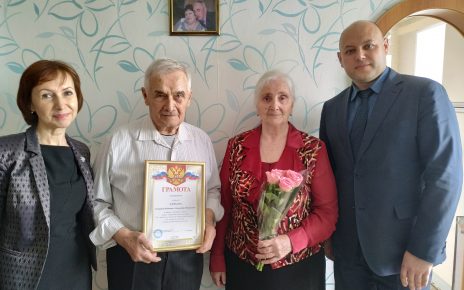 Коркинскую семью поздравили с 60-летием супружеской жизни