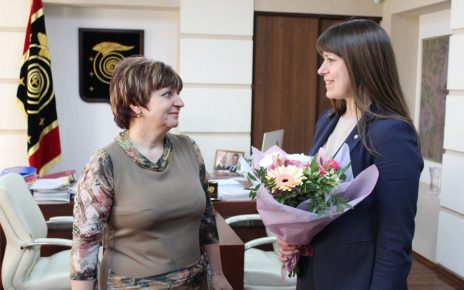 Глава района поздравила директора «Виктории» Марину Щенникову