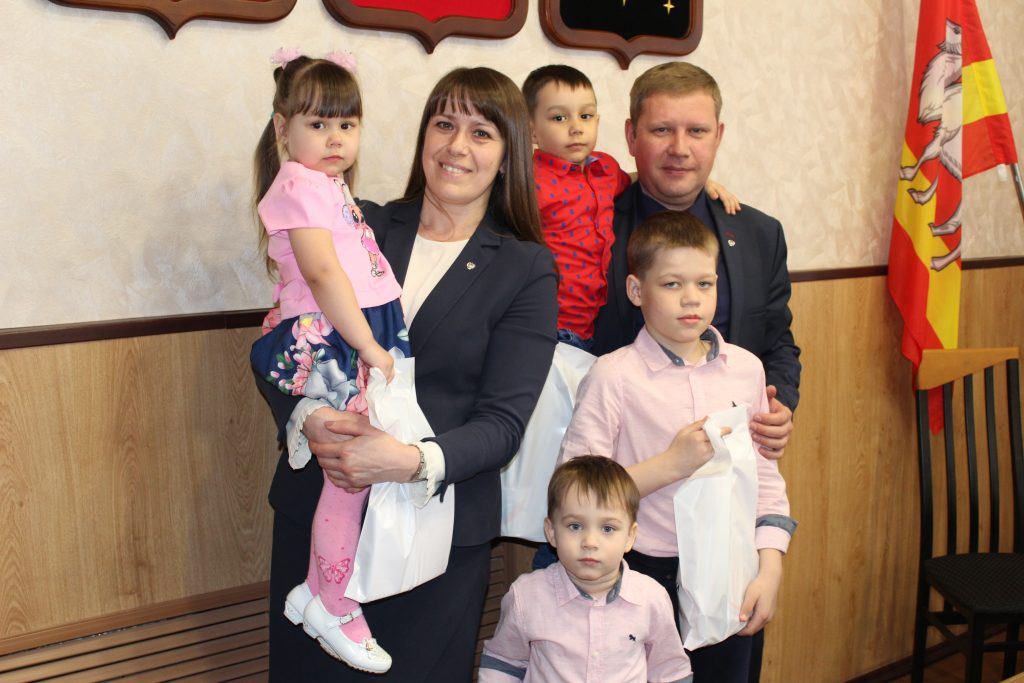Наталья Лощинина вручила сертификаты на жильё молодым семьям
