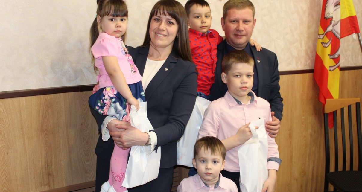 Наталья Лощинина вручила сертификаты на жильё молодым семьям