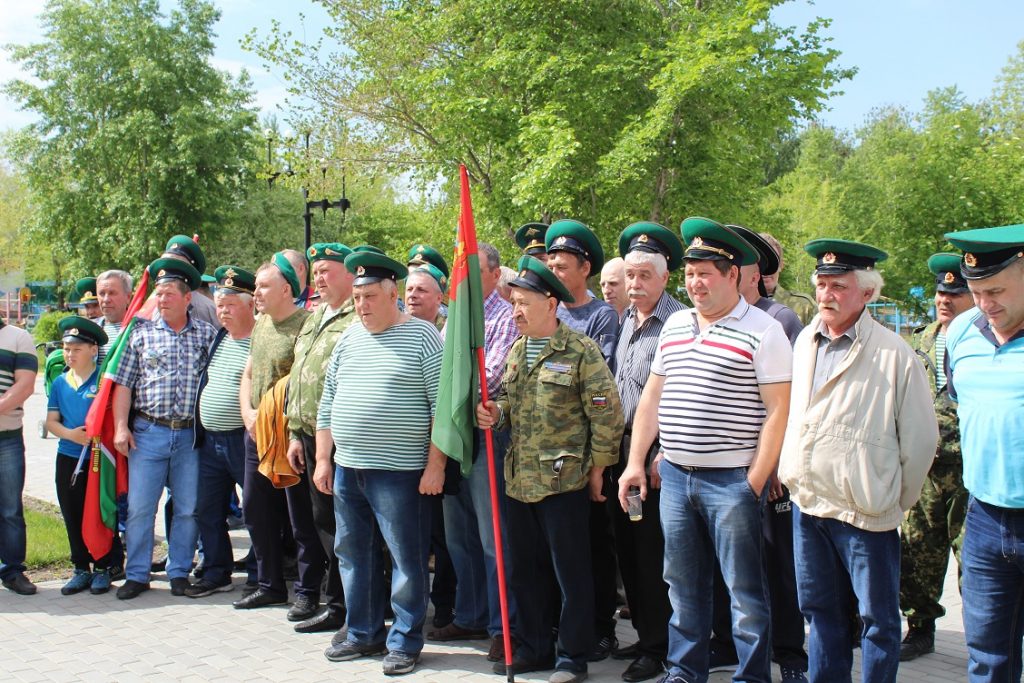 Коркинских пограничников поздравили с праздником