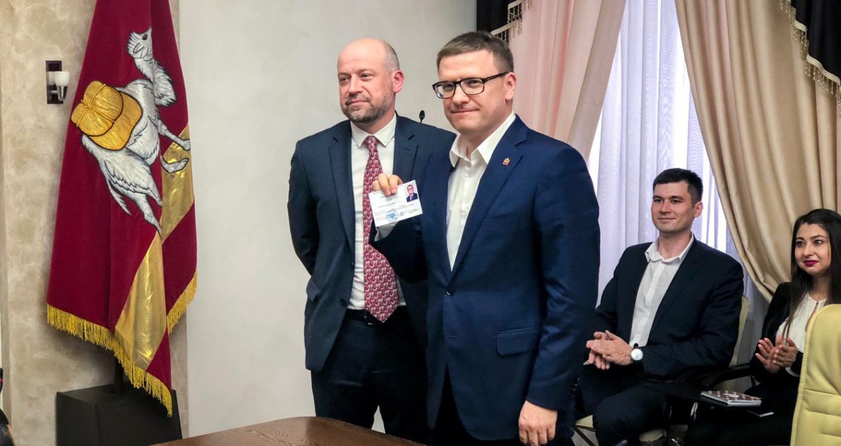 Алексей Текслер первым получил удостоверение зарегистрированного кандидата в губернаторы