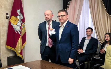 Алексей Текслер первым получил удостоверение зарегистрированного кандидата в губернаторы