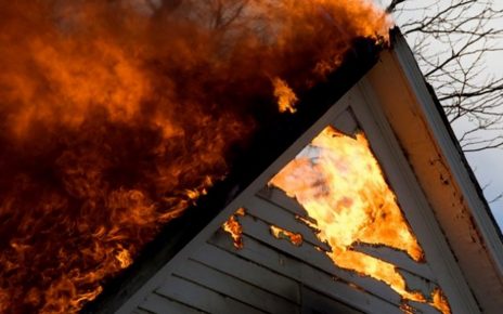 Пожар в Первомайском: сгорели крыша бани и туалет