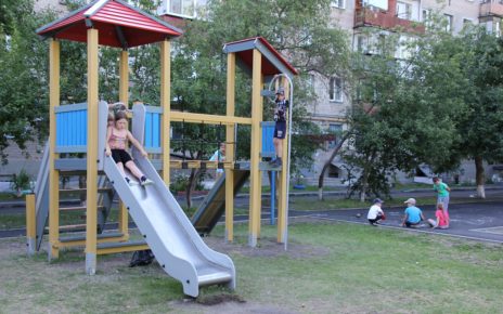 Двор по улице Терешковой заасфальтировали, в нём появилась новая детская площадка