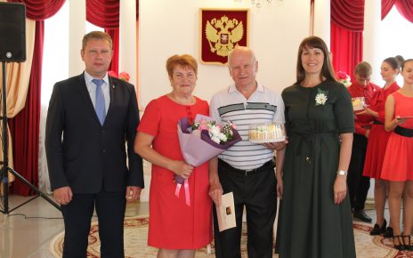 В Коркинском районе поздравили юбиляров супружеской жизни