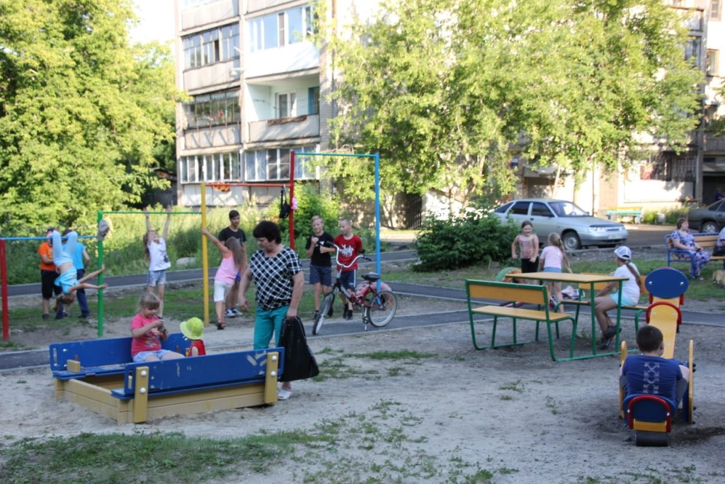 Двор по улице Терешковой заасфальтировали, в нём появилась новая детская площадка