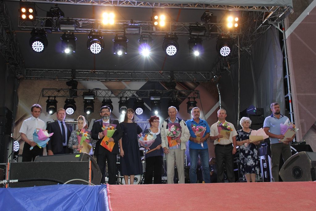 В честь Дня шахтёра и Дня города коркинцы получили награды, выступление звезды и салют!