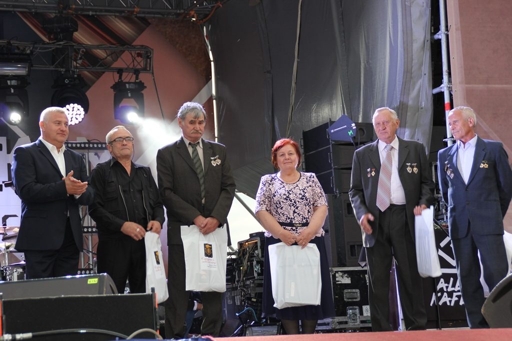В честь Дня шахтёра и Дня города коркинцы получили награды, выступление звезды и салют!