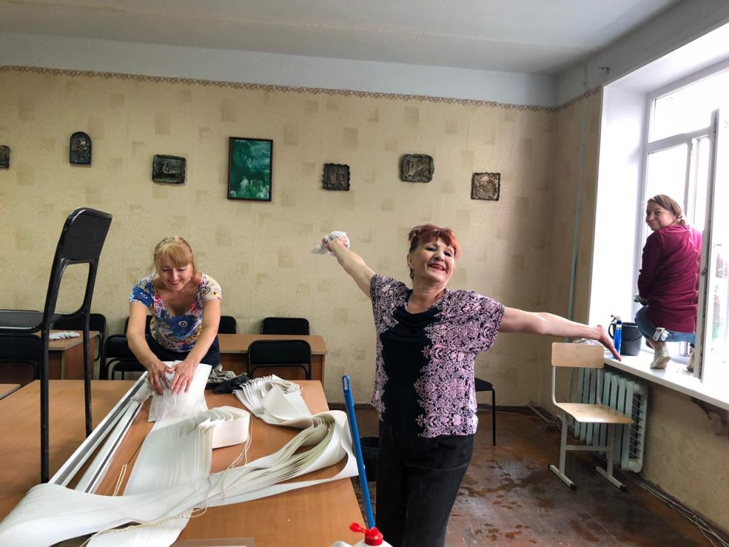Педагоги Коркинской школы искусств вместе с коллегами наводят порядок