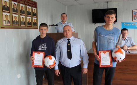 Полицейские наградили коркинских подростков, задержавших вора