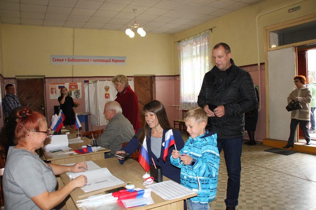 Наталья Лощинина и Николай Швец призывают всех коркинцев посетить избирательные участки и сделать свой выбор