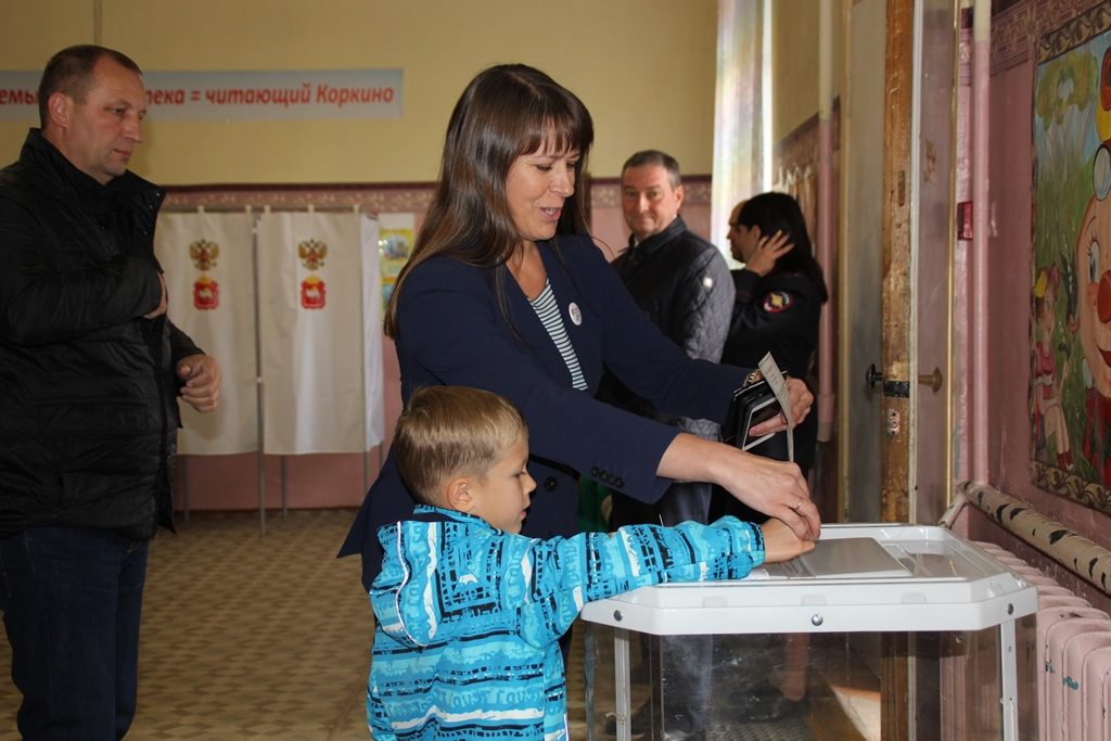 Наталья Лощинина и Николай Швец призывают всех коркинцев посетить избирательные участки и сделать свой выбор