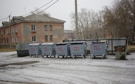 Благодаря областной помощи в Коркинском районе устанавливают новые баки
