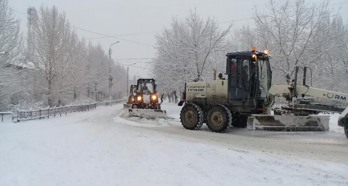 Коммунальщики расчищают дороги и тротуары от снега