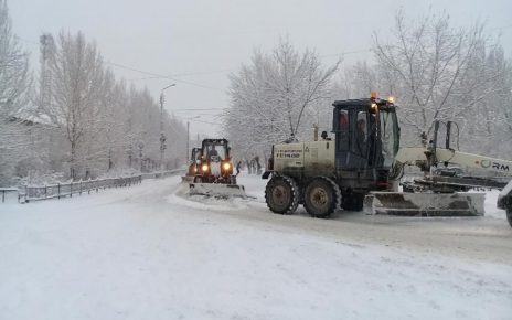 Коммунальщики расчищают дороги и тротуары от снега