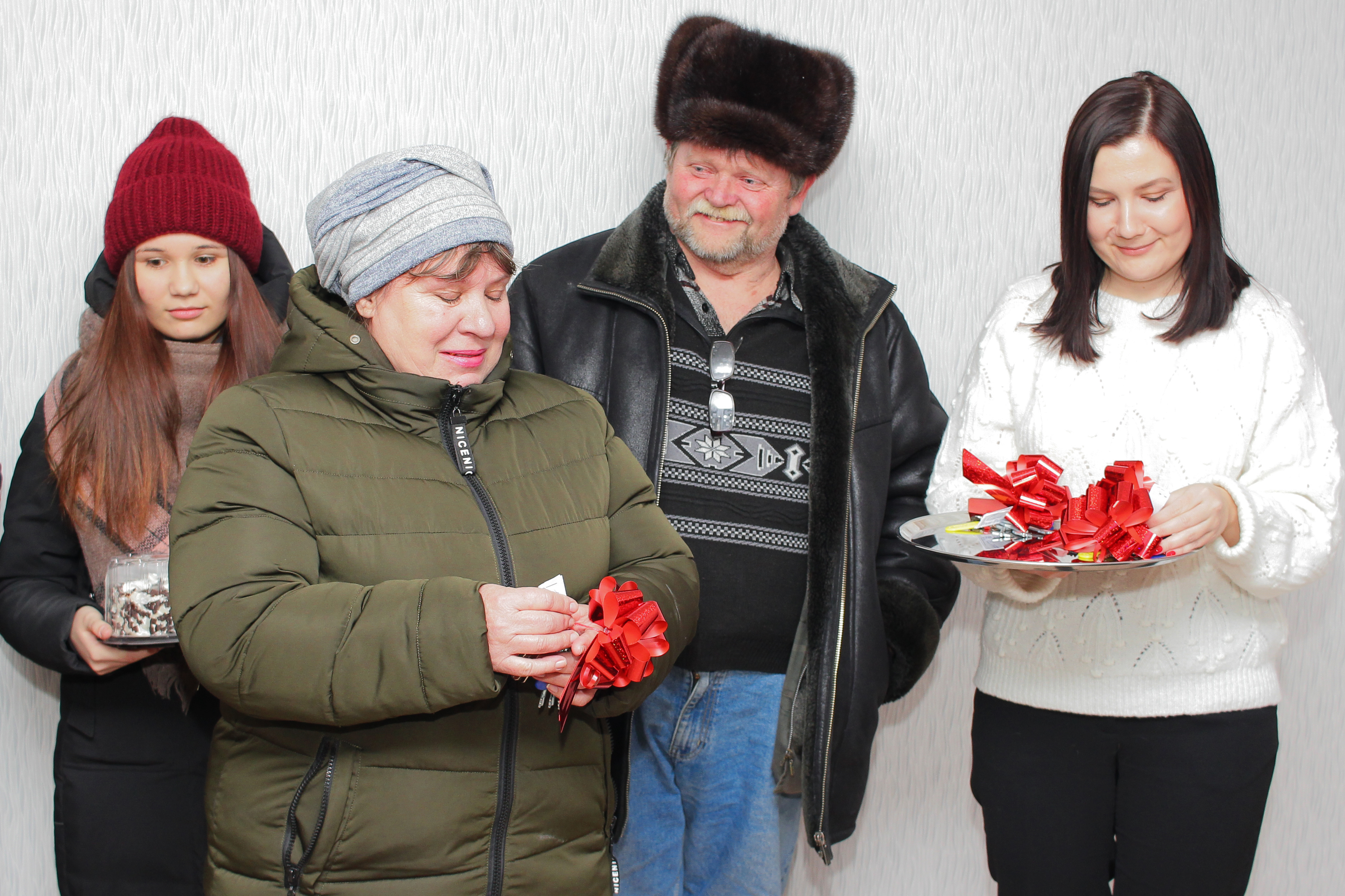Глава района Наталья Лощинина вручила ключи от новых квартир розинским семьям