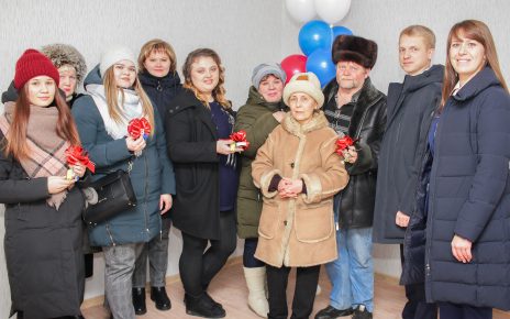 Глава района Наталья Лощинина вручила ключи от новых квартир розинским семьям