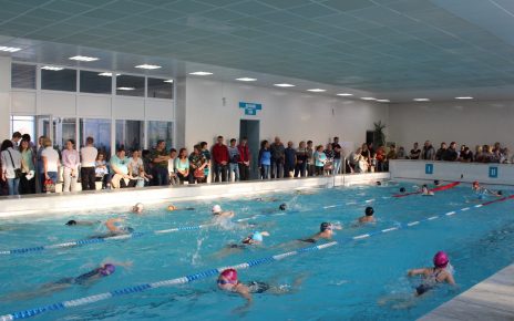 В коркинском бассейне соревновались юные пловцы