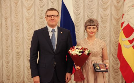 Алексей Текслер наградил многодетную маму из Коркино