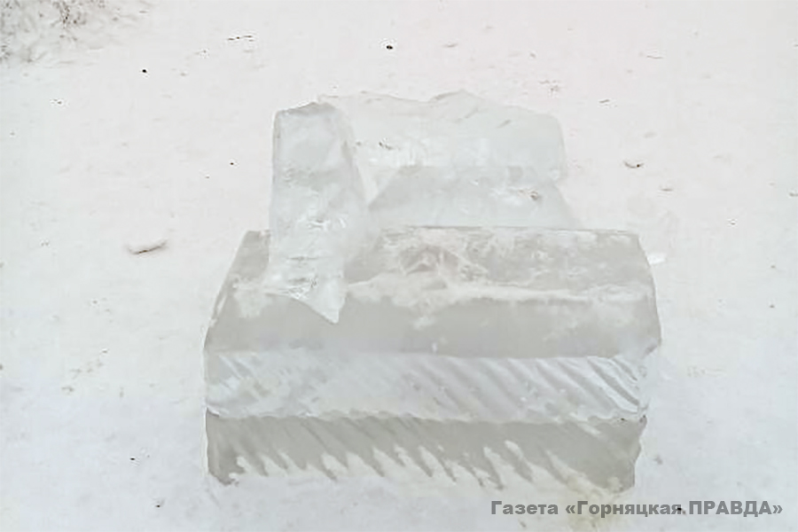 В Коркино в городке сломали ледяную фигуру Снегурочки