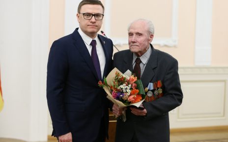 Алексей Текслер вручил юбилейную медаль коркинскому ветерану войны Николаю Андрееву