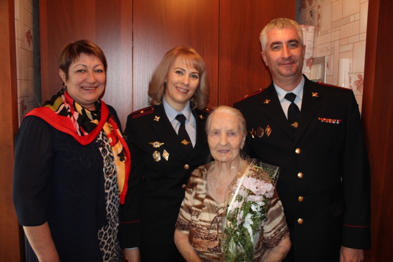 Коркинские полицейские вместе с ветеранами поздравили с 8 Марта вдов и матерей сотрудников отдела