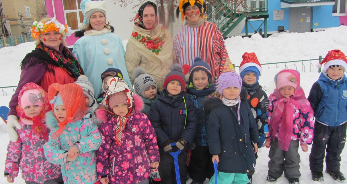 Коркинские малыши проводили Зиму, слепив последних снеговиков