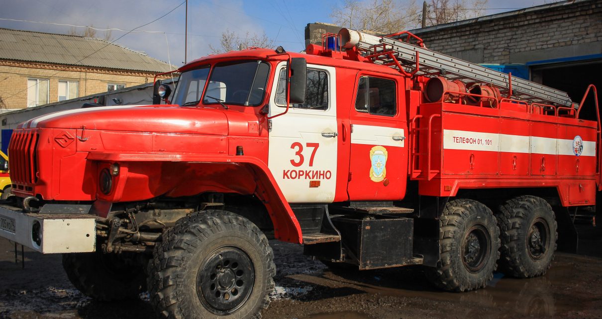 Коркинские пожарные вынесли из горящего дома четыре газовых баллона