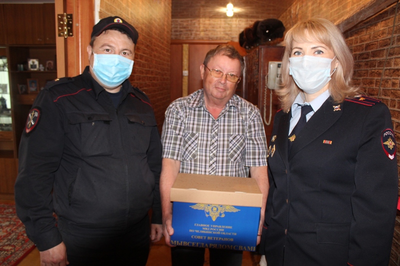 Коркинским ветеранам МВД продолжают вручать продуктовые наборы