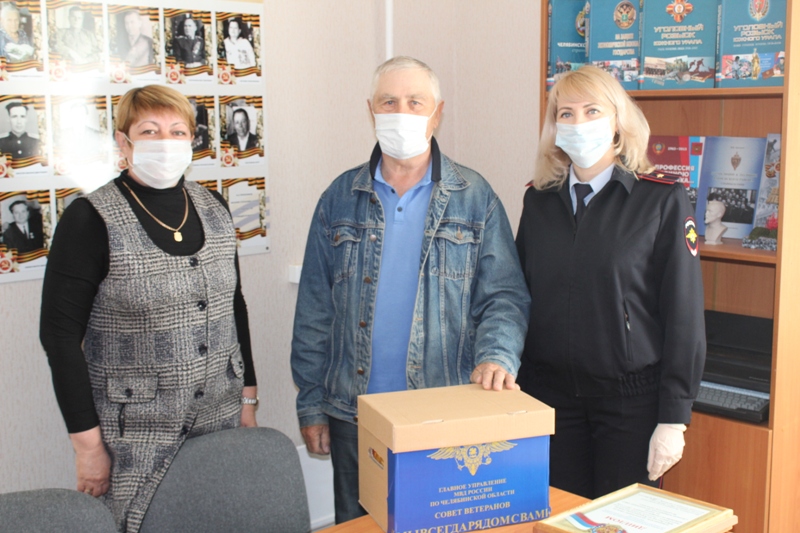 Коркинским ветеранам МВД продолжают вручать продуктовые наборы