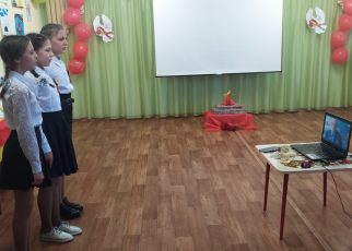 Сотрудники и воспитанники коркинского центра помощи детям поздравили ветеранов