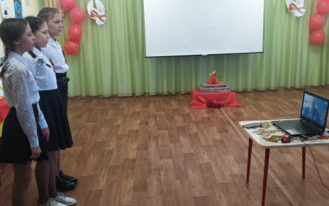 Сотрудники и воспитанники коркинского центра помощи детям поздравили ветеранов