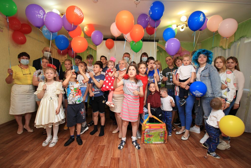 Руководители Коркинского района посетили ребятишек из центров помощи