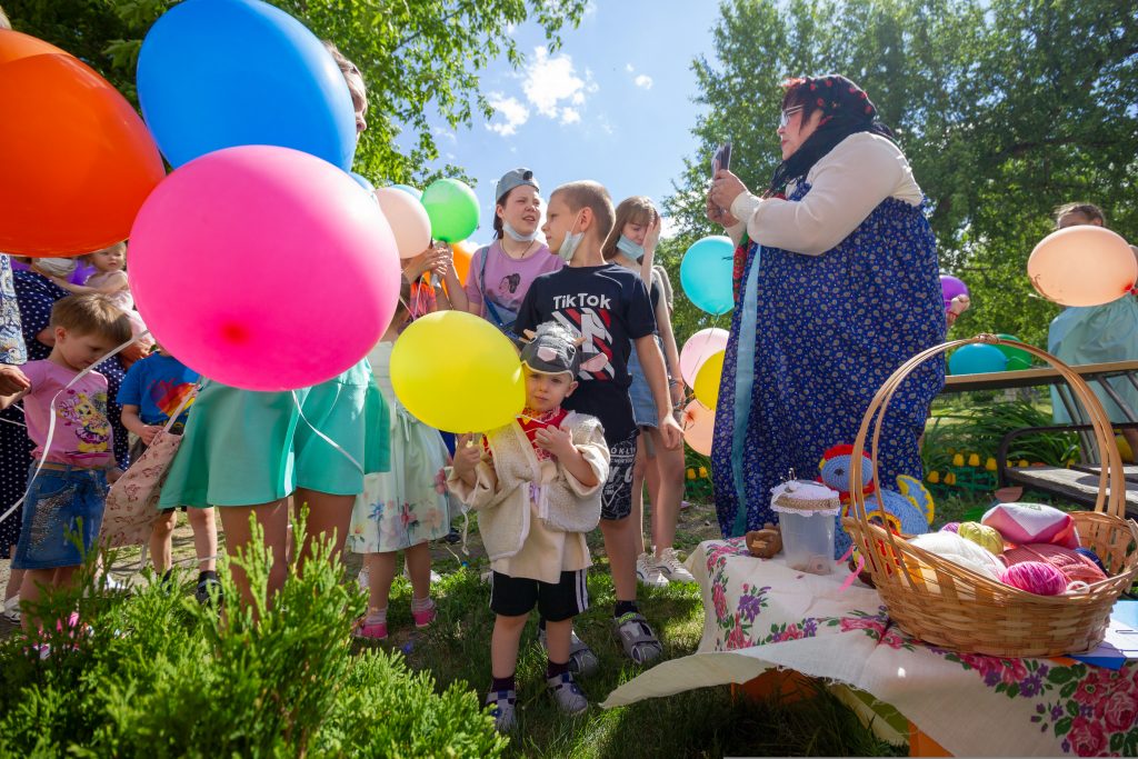 Руководители Коркинского района посетили ребятишек из центров помощи