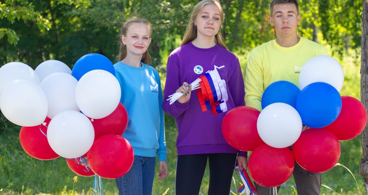 Коркинцев поздравляют с Днём России, вручая ленты, флажки и шары