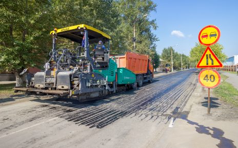 В Коркино асфальтируют участок дороги на улице 30 лет ВЛКСМ