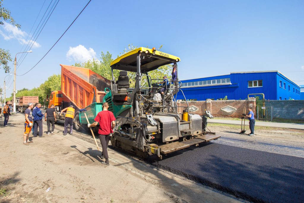 В Коркино асфальтируют участок дороги на улице 30 лет ВЛКСМ