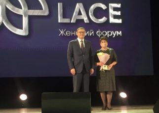 Губернатор наградил начальника управления соцзащиты Коркинского района медалью