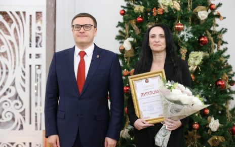 Губернатор Алексей Текслер наградил коркинского преподавателя Елену Доронину