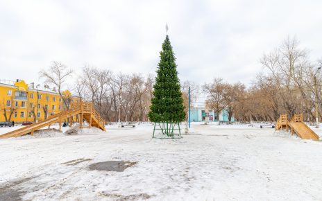 На Комсомольской площади установили искусственную ель