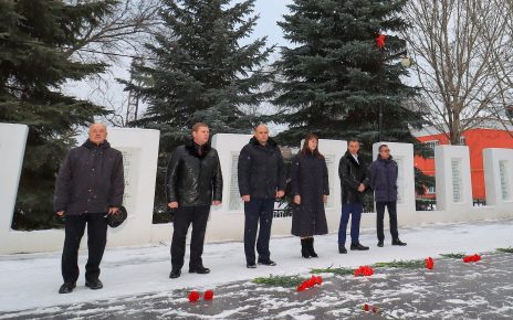 Сегодня в России – День Героев Отечества. Коркинцы возложили цветы к мемориалам