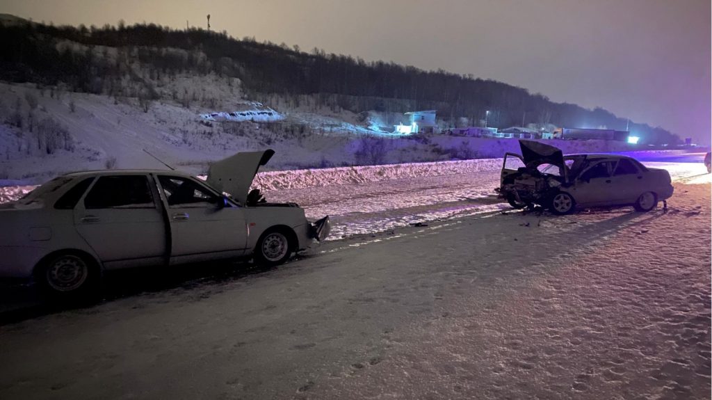 Водитель не справился с управлением авто во время снегопада и спровоцировал ДТП