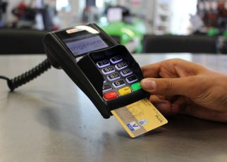 Расплачивалась в магазинах чужой банковской картой. Полицейские задержали женщину