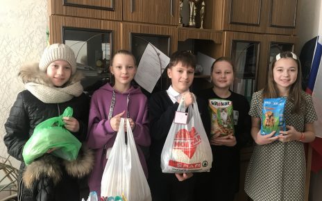 Коркинские ребята вместе с родителями собрали корм для питомцев «Волчка»