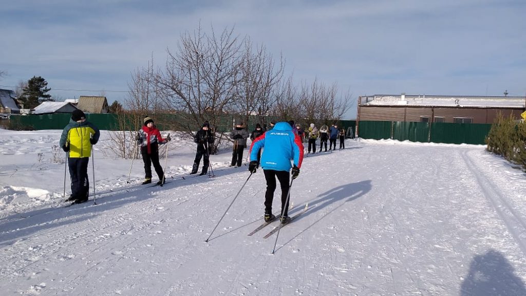 Коркинские школьники вышли на лыжню и освоили несколько техник хода